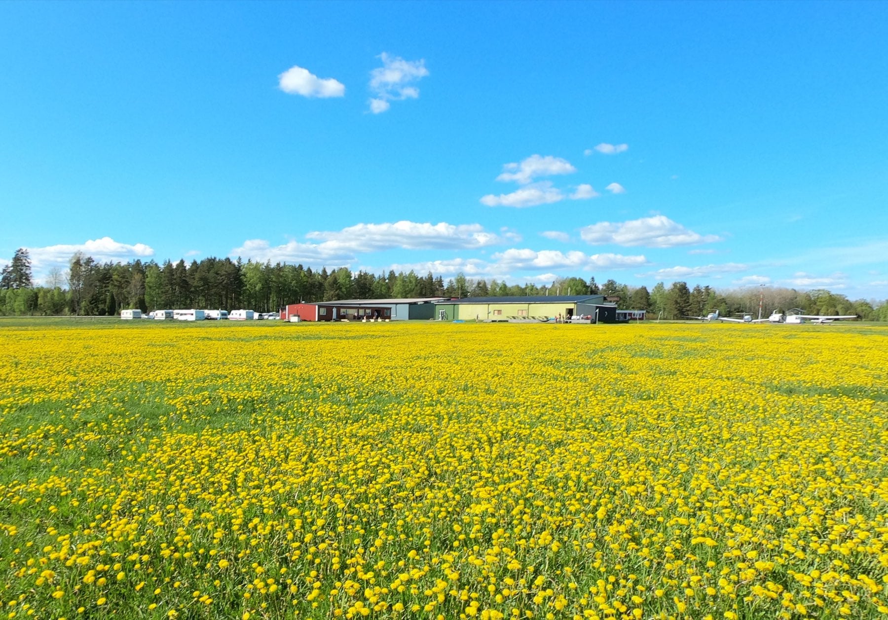 Flygplatsmiljö och fallskärmshoppning